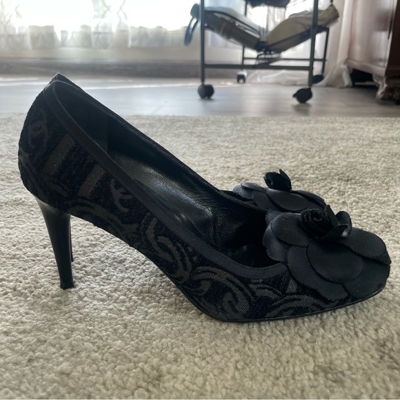 💯 CHANEL Black Embossed CC Pattern /w Floral Toe Pump Size 38 - Picture 8 of 16